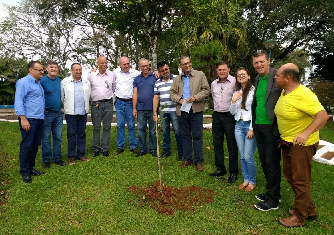 Ir para  <p><big>Cumprindo sua caravana que objetiva visitar todas as cidades do estado levando sua pr&eacute;-candidatura ao governo, com o lema &ldquo;Plantando sementes de esperan&ccedil;a&rdquo;, hoje (27), foi Viadutos a...